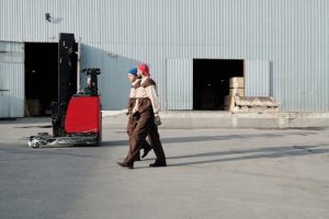 Utility Chic: Cargo Pants and Workwear-Inspired Pieces
