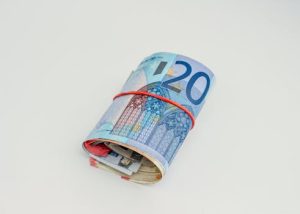 The Best Shopping Hacks for Saving Money in 2025
